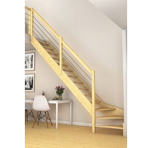 Trätrappa med metallräcke i ett ljust rum.