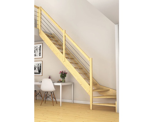 Trätrappa med metallräcke i ett ljust rum.