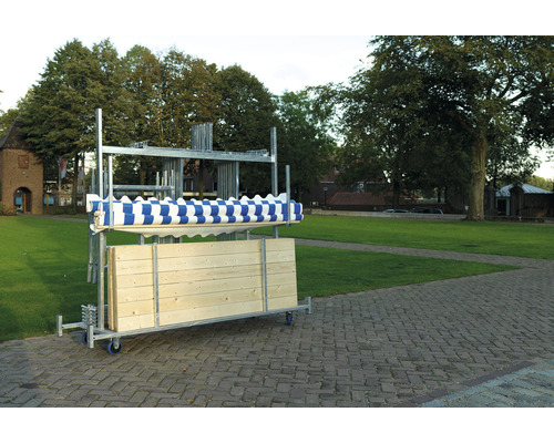 Rullvagn med träpaneler och en blåvitrutig presenning