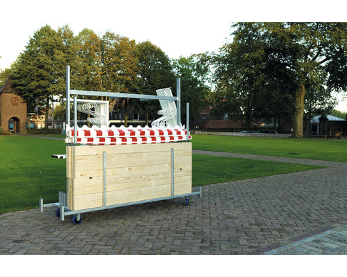 Transportvagn med virke, rör och avspärrningsband