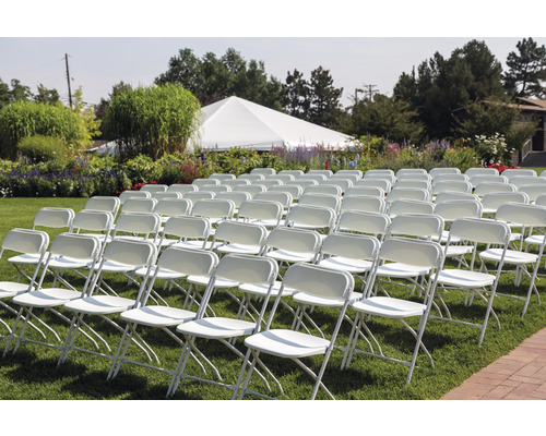 Scen med rader av fällbara stolar utomhus för ett evenemang