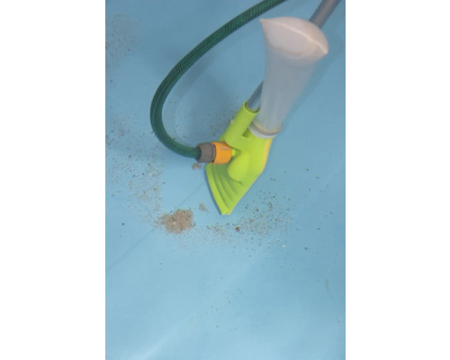 Poolrengörare används för att rengöra en pool