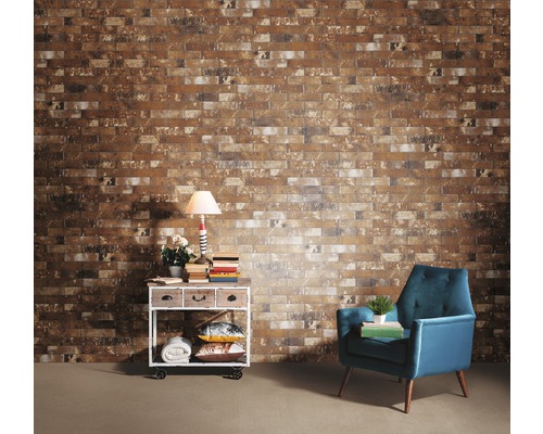 Vardagsrum med tegelvägg, fåtölj och sidobord