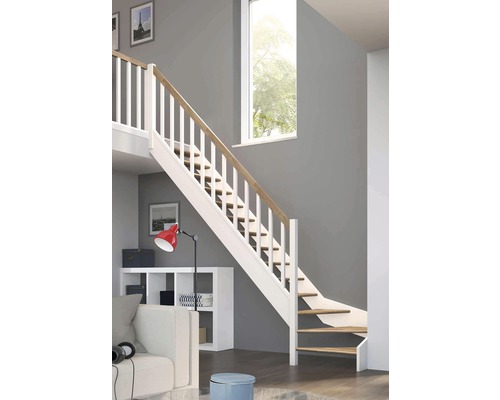 Trappa med trätsteg, vit räcke och handledare i ett vardagsrum