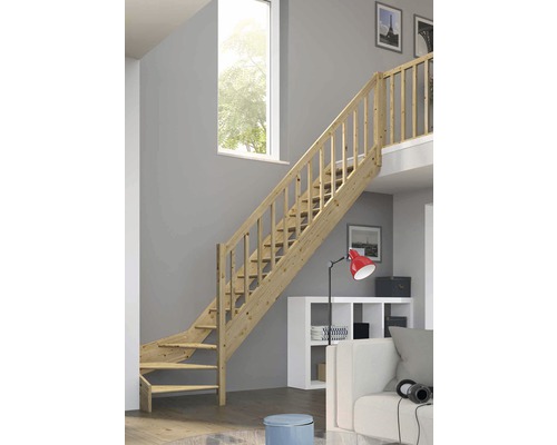 Trätrappa i ett ljust vardagsrum med stort fönster