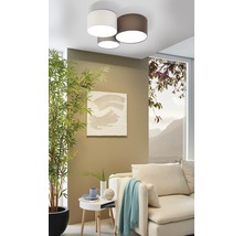 Vardagsrum med modern taklampa, soffa och sidobord