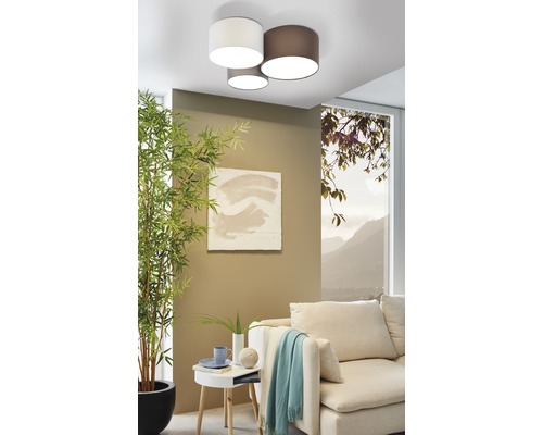 Vardagsrum med modern taklampa, soffa och sidobord