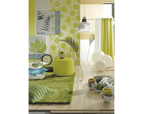 Ljus rumsdesign med gröna textilier, matta, kuddar och väggmålningar med växtmotiv