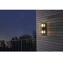 Vägglampa med två glödlampor på en trävägg med stjärnhimmel