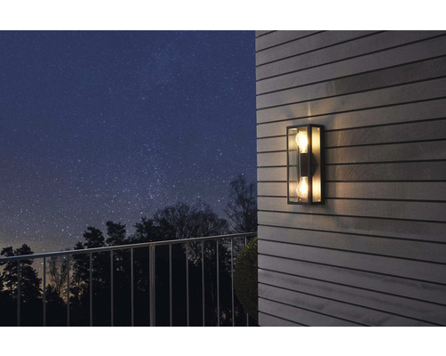 Vägglampa med två glödlampor på en trävägg med stjärnhimmel