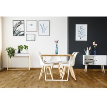 Matsal med matbord, stolar och skänk i modern design