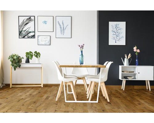 Matsal med matbord, stolar och skänk i modern design