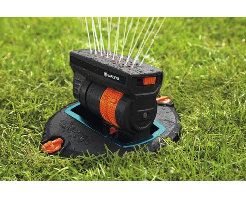 Gardena rektangulär sprinkler i drift på gräsmatta