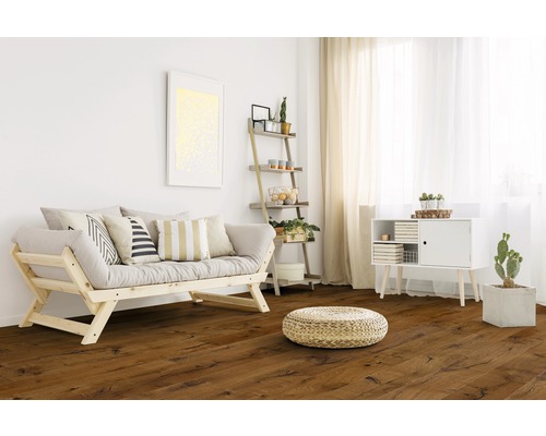 Ljust vardagsrum med trägolv, soffa, hylla och dekoration