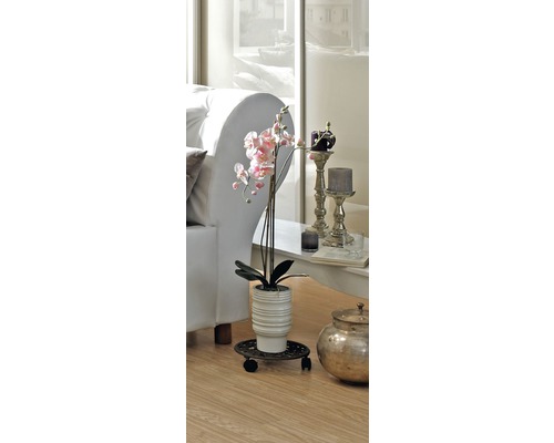 Dekorativ orkidé i ett vardagsrum på växtrullar.