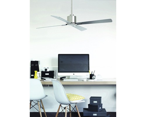 Kontor med takfläkt, skrivbord och stolar