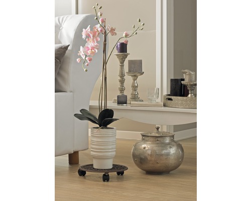 Dekorativ inredning med växt, blomkruka, ljus och soffa