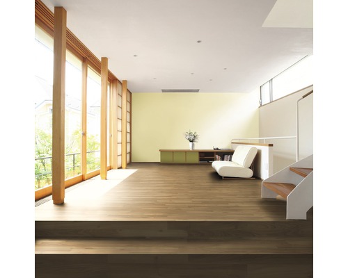 Ljust rum med trägolv, fönsterparti och trappa