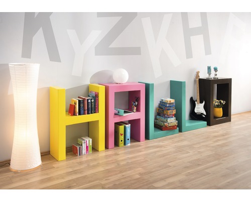 Bokstavshyllor bildar ordet hall med böcker, spel, gitarr och en golvlampa