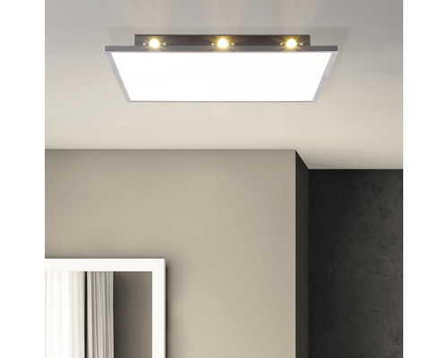 Fyrkantig taklampa med LED-belysning monterad i taket.