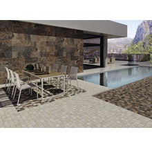 Terrass med plattor, bord och stolar utomhus