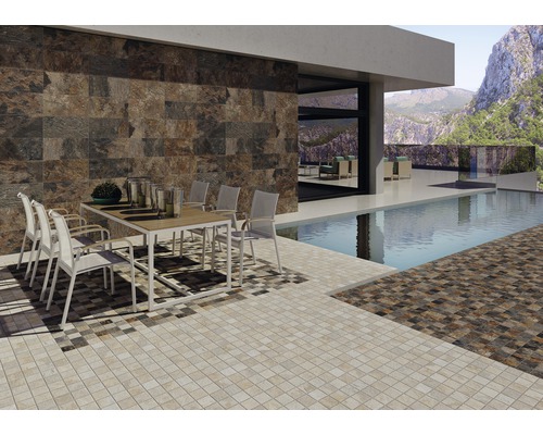 Terrass med plattor, bord och stolar utomhus