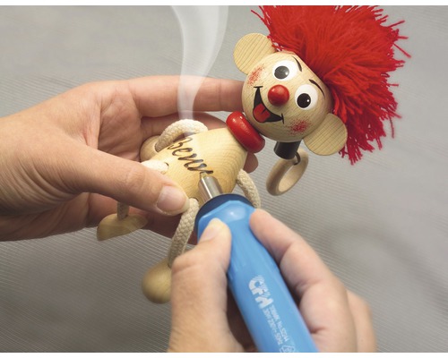 Trädocka beskrivs med en brännpenna