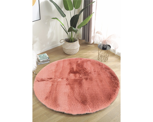 Rund fuskpälsmatta i vardagsrummet