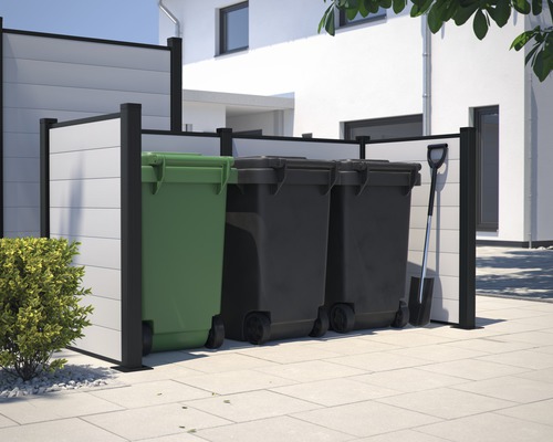 Soptunneskåp med tre soptunnor och en spade framför ett hus