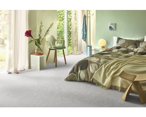 Ljust sovrum med heltäckningsmatta, säng och dekoration