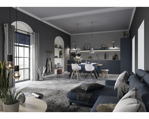 Ljust vardagsrum med soffa, matbord, stolar och pentry