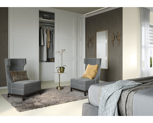 Sovrum med garderob, fåtöljer och dekoration