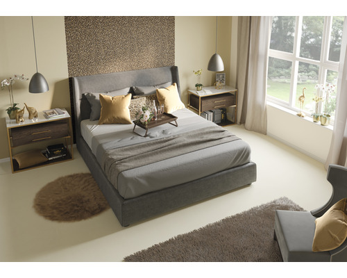 Sovrum med säng, sängbord och dekorationer för en mysig atmosfär.