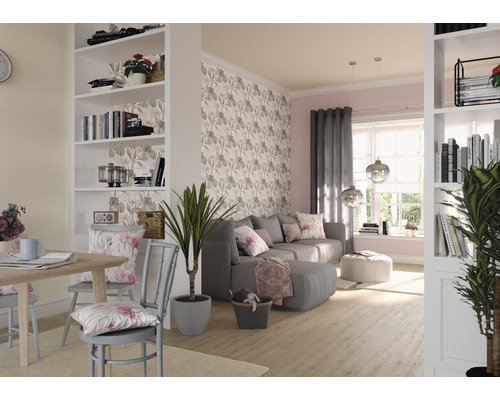 Vardagsrum med soffa, matbord och bokhylla