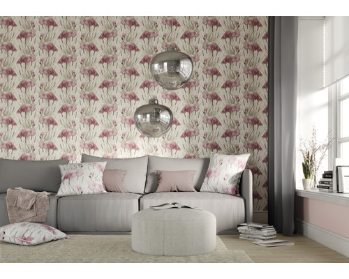 Vardagsrum med grå soffa, pall och tapet med flamingor