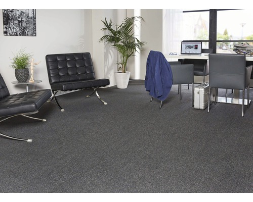 Kontorsrum med matta, fåtöljer och skrivbord