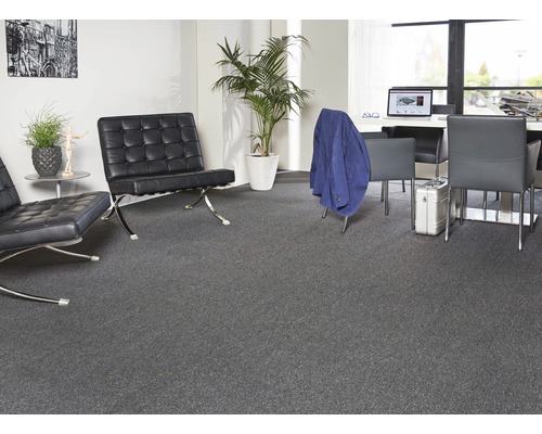 Grå heltäckningsmatta i ett kontor med läderfåtöljer och konferensbord.