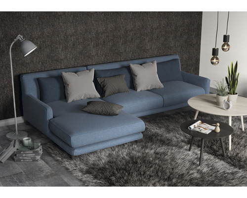 Vardagsrum med soffa, kuddar, matta och bord