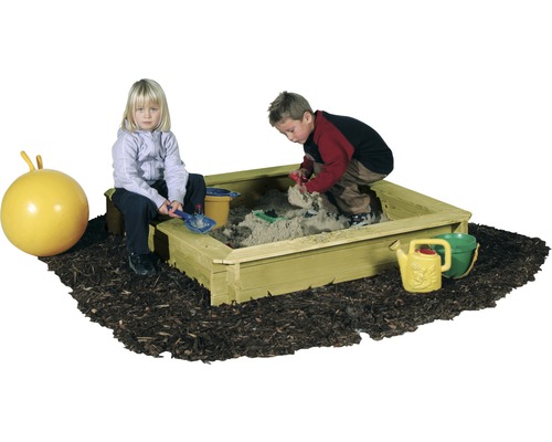 Sandlåda med barn, sandleksaker och studsboll på täckbark