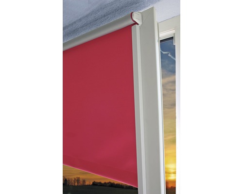 Närbild av en röd rullgardin vid fönstret