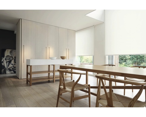 Ljust rum med matbord, stolar, skåpvägg och rullgardiner för fönstren