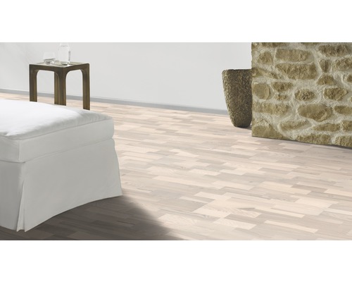 Ljust trägolv i vardagsrum med möbler.