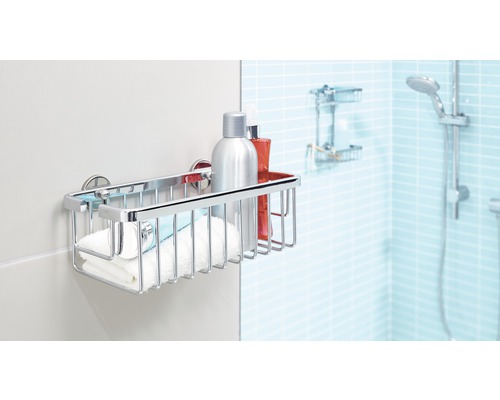 Badrum med duschhylla, handdukar och vårdprodukter