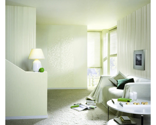 Ljust vardagsrum med soffa, soffbord och dekorativ väggdesign för en vänlig atmosfär.