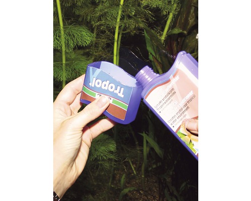 Tropfol vattenberedare hälls i en mätkopp