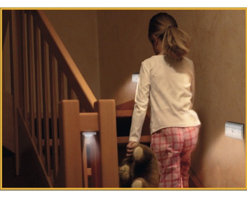 Barn med teddybjörn går i en trappa med trappbelysning