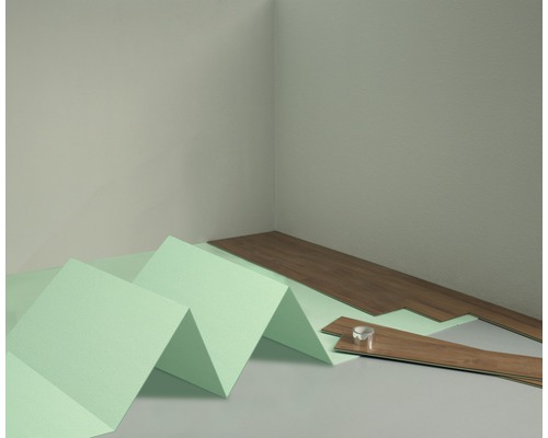 Scen med laminat, isolerande underlag och avståndskil för golvläggning