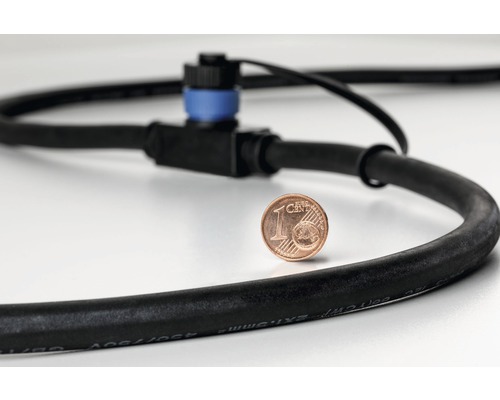 Svart kabel med blå anslutningsmuff och ett 1-centsmynt för storleksreferens