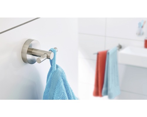 Handdukshängare i rostfritt stål med blå handduk i badrummet