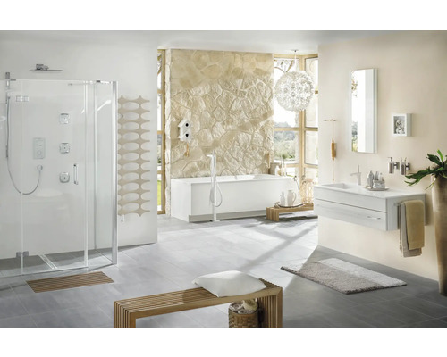 Ljust badrum med dusch, badkar, tvättställ och sittbänk för en vänlig atmosfär.